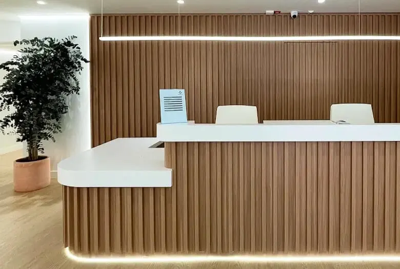 Interior de la Clínica Dental - Ambiente moderno y acogedor